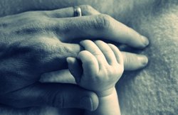 यूपी: पति के इलाज के लिए महिला ने बेचा बच्चा, प्रशासन के खिलाफ फूटा लोगों का गुस्सा