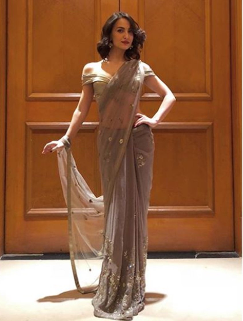 elli avrram, actress elli avrram, elli avrram photos, elli avrram bollywood actress, elli avrram tv host, elli avrram, pankhurii sharma, pankhurii sharma, Elli and Hardik chemistry, Elli and Hardik, elli avram, hardik pandya, cricketer hardik pandya, Hardik Pandya Dating Hottie Elli Avram, Hardik Pandya Dating Elli Avram, Hardik Pandya Dating actress Elli Avram, The Great Indian Laughter Challenge, television, entertainment, jansatta