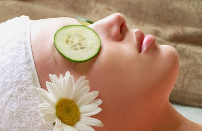 eyes, eye care in hindi, eye care tips in hindi, bright eyes in hindi, clear eyes in hindi, natural remedies for eye care in hindi, home remedies for clear eyes in hindi, cucumber, strawberries, buttermilk, bright eyes tips in hindi, eye beauty tips in hindi, beauty tips in hindi, lifestyle news in hindi, jansatta