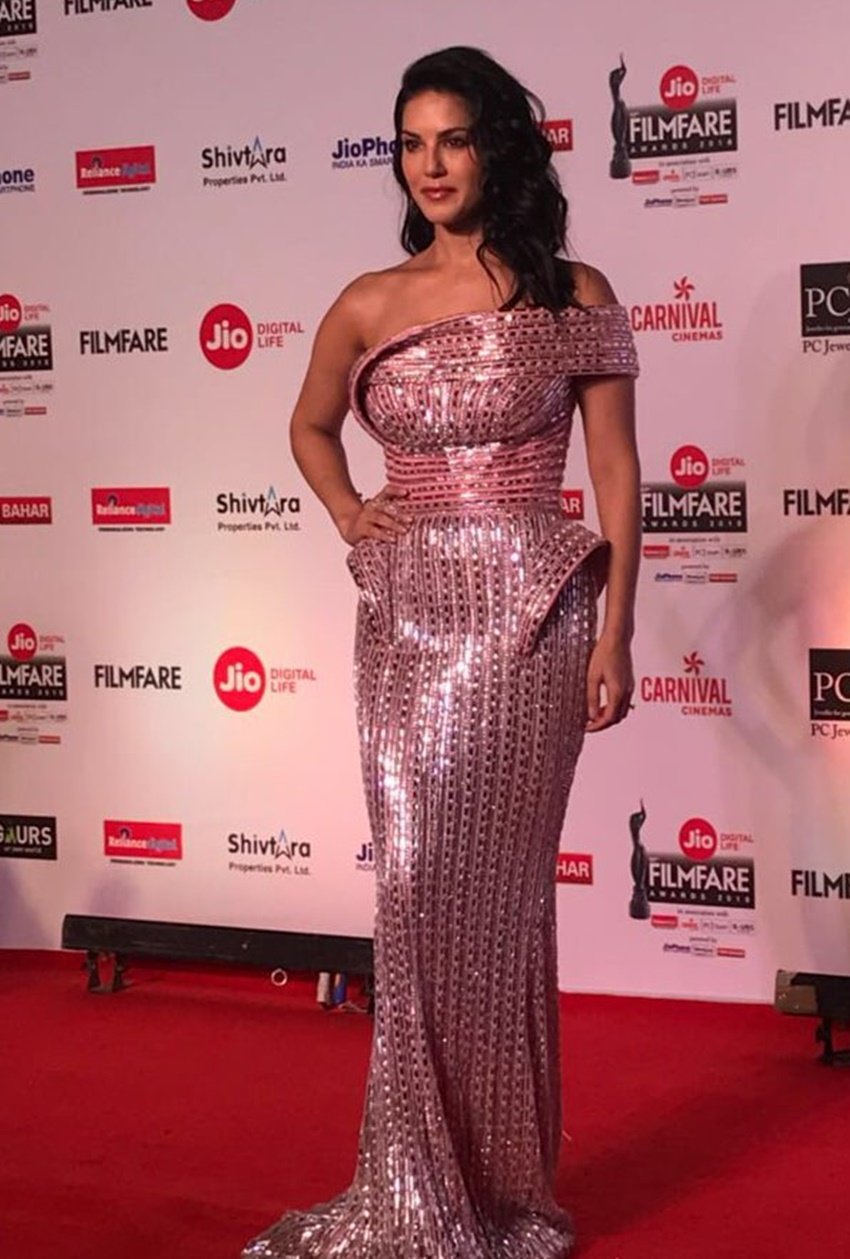 Jio, jio Flimfare Awards 2018, jio Flimfare Awards 2018 Winners, Flimfare Awards 2018 Winners, Flimfare Awards 2018, Flimfare Awards 2018 photos, Flimfare Awards winners list, jio Flimfare Awards 2018 Winners, Flimfare Awards 2018 Winners Full List, Jio Awards 2018, Flimfare Awards Winners List 2018, Flimfare Awards Winners 2018, Hindi Medium, Newton, Vidya Balan for Tumhari Sulu, Irrfan Khan for Hindi Medium, Zaira Wasim for Secret Superstar, Rajkummar Rao for Trapped, rekha, sunny leone, padman, ranveer singh, meher vij, arjun kapoor, Konkona Sen Sharma for A Death in the Gunj, Tiger Zinda Hai, preity zinta, manushi chhiler, sonam kapoor, akshay kumar, kajol, arjun kapoor, neha dhupia, entertainment