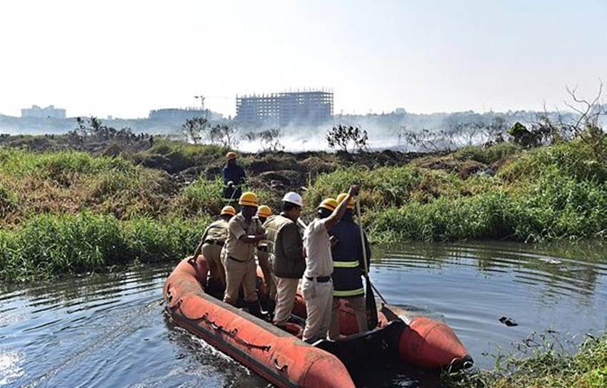 स्थानीय लोगों ने सीवेज, रसायनों और मलबे से भरी झील से धुएं का गुबार निकलते हुए देखा था जिसके बाद इसकी सूचना दमकल विभाग को दी गई। (Photo Source: PTI)
