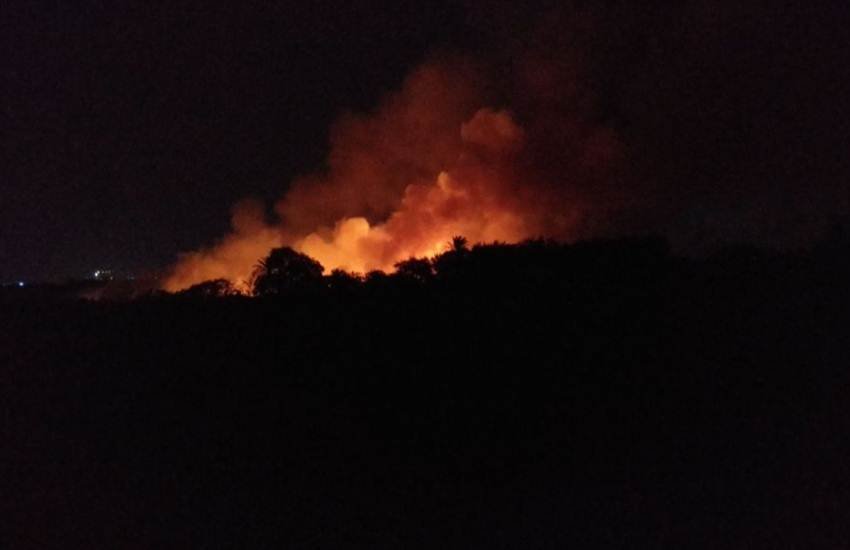 बेंगलुरु के बेलंदूर झील में शनिवार को भीषण आग लग गई। इस आग को बुझाने के लिए भारतीय सेना के करीब 5000 हजार सैनिकों ने कड़ी मशक्कत की। (Photo Source: Twitter@ADG PI- INDIAN ARMY)