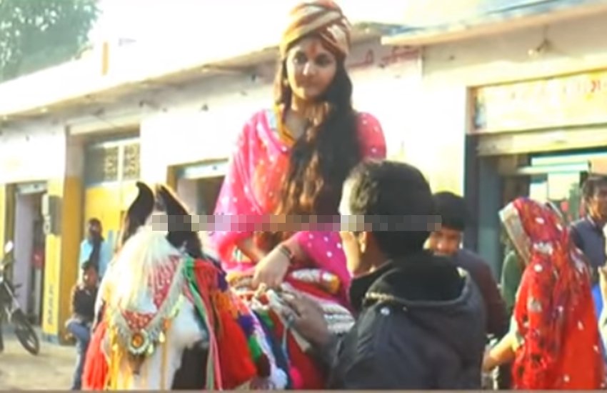 घोड़ी पर सवार राजस्थान के झुंझनू से सांसद संतोष अहलावत की बेटी गार्गी अहलावत। (फोटोसोर्स - यूट्यूब)