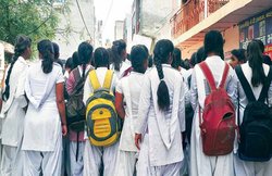 लड़कियों पर लगा चोरी का आरोप, टीचर ने कपड़े उतरवाकर ली तलाशी