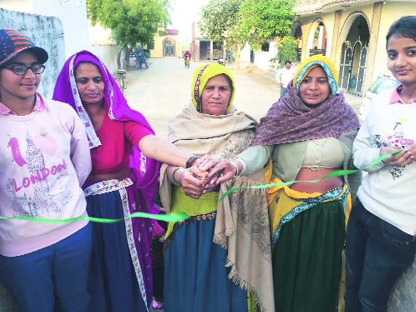 हरियाणाः महिला-पुरुष के कंधे मिले, चली बदलाव की बयार