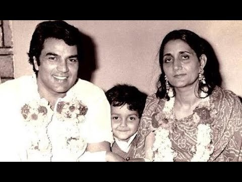 प्रकाश कौर और धर्मेंद्र के साथ बॉबी देओल।
