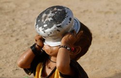 यूपी: सामने भूख से मर गया बेटा, 82 साल की मां बोली- शरीर में भीख मांगने की भी ताकत होती तो बचा लेती