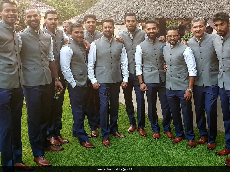 शिखर धवन ने भी एक पिक्चर्स अपने अकाउंट से शेयर करते हुए लिखा कि जोहान्सबर्ग हाई कमिश्नर आवास पर की गई एक बेहतर आउटिंग। सबको नए पारंपरिक लिबास में देखकर अच्छा लगा।