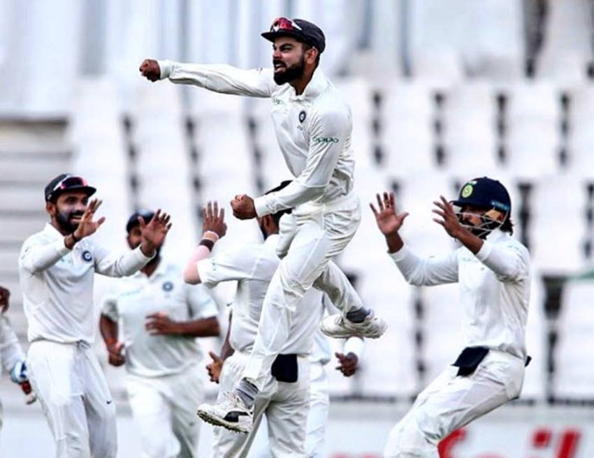 दक्षिण अफ्रिका के खिलाफ खेली गई टेस्ट सीरीज भले ही भारत 2-1 से हार गया हो लेकिन तीसरे टेस्ट मैच में जीत दर्ज करने के बाद भारतीय खिलाड़ियों की खुशी का ठिकाना नहीं है। (Photo Source: Twitter)