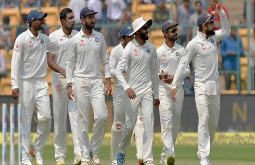 दक्षिण अफ्रीका पहुंची भारतीय क्रिकेट टीम को पहले ही मैच में हार का मुंह देखना पड़ा है। दुनिया की नंबर एक टेस्ट टीम टीम इंडिया दक्षिण अफ्रीकी गेंदबाजों के सामना नहीं कर पाई और पहला टेस्ट मैच 72 रनों से हार गई। टीम की इस तरह हुई शर्मनाक हार से जहां एक तरह क्रिकेट प्रशंसकों को मायूसी हाथ लगी है तो वहीं भारतीय टीम के खिलाड़ियों ने ट्वीट करके अगले मैच में बेहतर प्रदर्शन की उम्मीद जताई है। शिखर धवन, जसप्रीत बुमराह और हार्दिक पांड्या ने ट्विटर पर ट्वीट करके अगले मैच में बेहतर खेलने की बात कही है। इसके अलावा टीम में कुछ बदलाव के संकेत भी मिल रहे हैं।