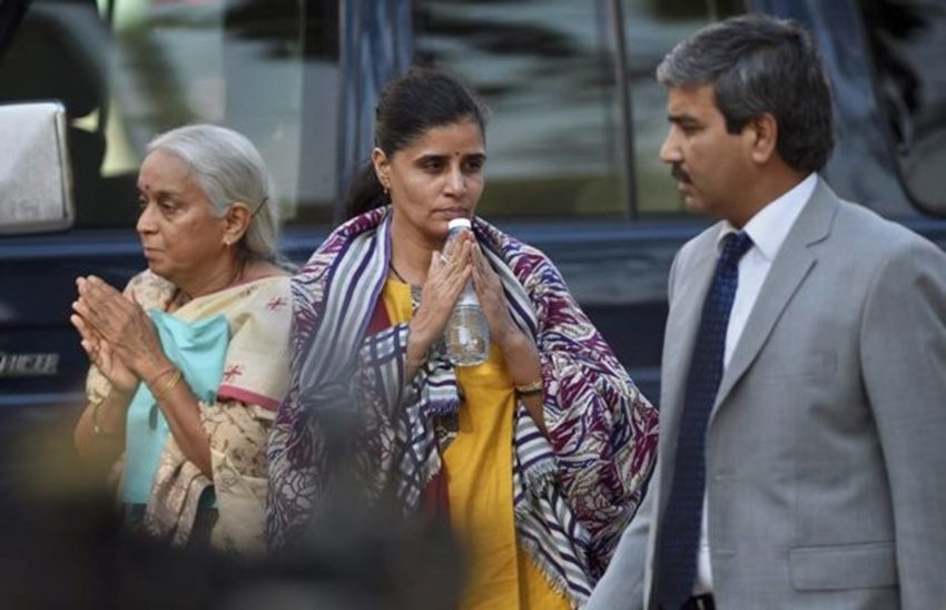 Kulbhushan Jadhav mother and wife