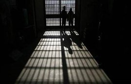 Mathura District Jail, Three Prisoners Escaped, Prisoners Escaped from Mathura jail, Police Officials Suspended, Police Officials, Mathura District Jail in Uttar Pradesh, Three Prisoners, Four Police Officials Suspended, State news