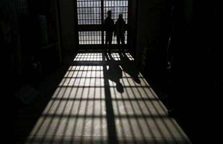 Mathura District Jail, Three Prisoners Escaped, Prisoners Escaped from Mathura jail, Police Officials Suspended, Police Officials, Mathura District Jail in Uttar Pradesh, Three Prisoners, Four Police Officials Suspended, State news
