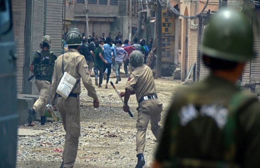 Policemen, Policemen Injured, 12 Policemen Injured, Deputy Superintendent, Funeral, Funeral Fight, Fight Against Funeral, Jammu Kashmir, Funeral in Jammu Kashmir, Police Deputy Superintendent, State news