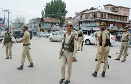 Policemen, Policemen Injured, 12 Policemen Injured, Deputy Superintendent, Funeral, Funeral Fight, Fight Against Funeral, Jammu Kashmir, Funeral in Jammu Kashmir, Police Deputy Superintendent, State news
