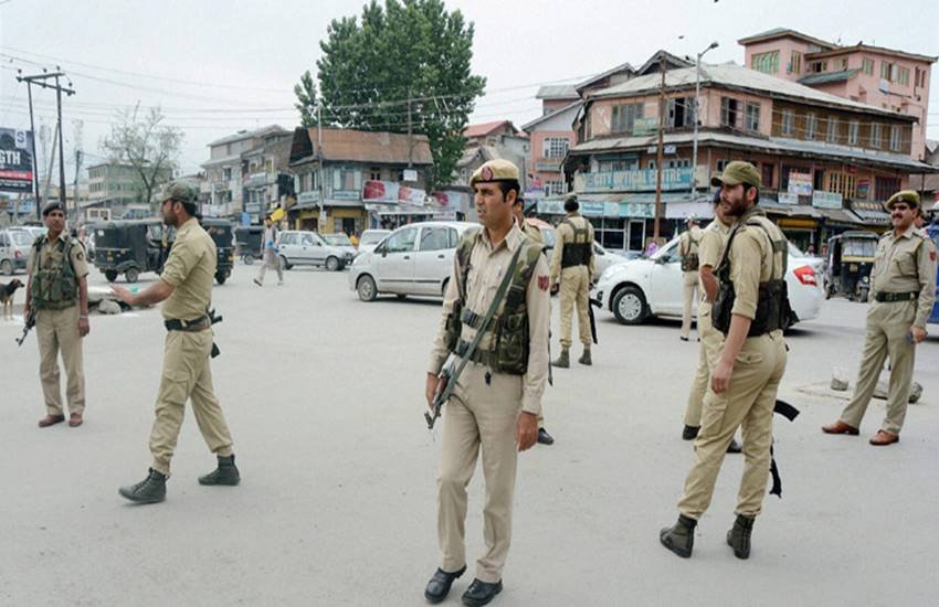 Policemen, Policemen Injured, 12 Policemen Injured, Deputy Superintendent, Funeral, Funeral Fight, Fight Against Funeral, Jammu Kashmir, Funeral in Jammu Kashmir, Police Deputy Superintendent, State news
