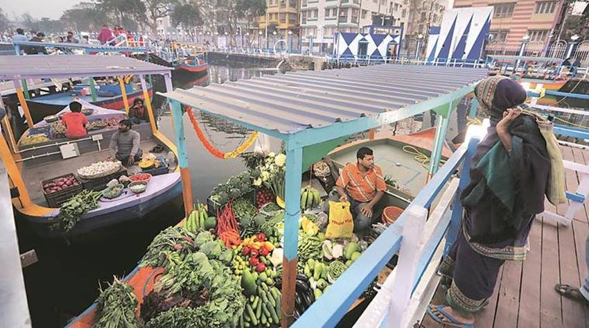 एक अधिकारी ने इस बारे में कहा, "खरीदारों को इस बाजार के जरिए एक अनोखा अनुभव मिलेगा। वे खड़े होने और चलने-फिरने के दौरान सामान खरीद सकेंगे। नाव पर दरवाजे होंगे, जिससे वह उन पर आ-जा सकेंगे। यह बाजार सुबह छह बजे से रात के नौ बजे तक खुला रहेगा।"