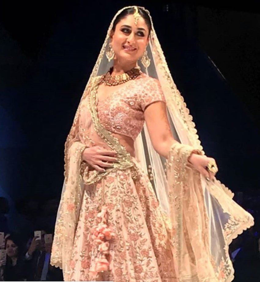 Kareena Kapoor, actress Kareena Kapoor, bollywood actress Kareena Kapoor, Kareena Kapoor photos, Kareena Kapoor rampwalk, Kareena Kapoor in doha, Kareena Kapoor in qutar fashion show, Kareena Kapoor movies, Kareena Kapoor blushing bride, Kareena Kapoor Khan, Kareena Kapoor Khan blushing bride, kareena kapoor in pink lehenga in Doha for Vikram Phadnis, Vikram Phadnis, designer Vikram Phadnis, Doha, Qatar, Veere Di Wedding, kareena kapoor film Veere Di Wedding, entertainment, jansatta