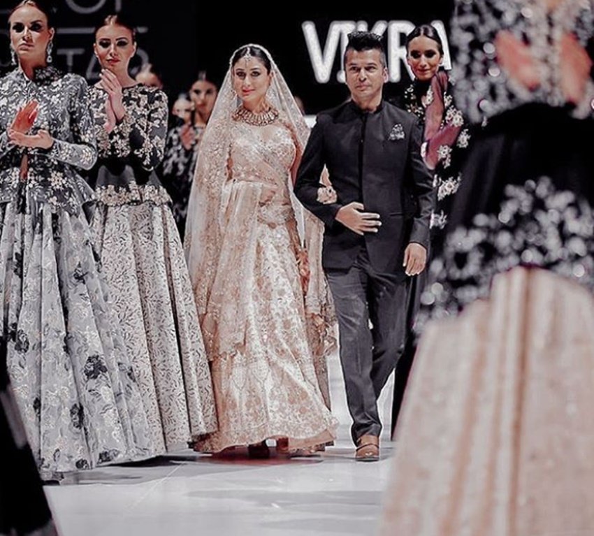 Kareena Kapoor, actress Kareena Kapoor, bollywood actress Kareena Kapoor, Kareena Kapoor photos, Kareena Kapoor rampwalk, Kareena Kapoor in doha, Kareena Kapoor in qutar fashion show, Kareena Kapoor movies, Kareena Kapoor blushing bride, Kareena Kapoor Khan, Kareena Kapoor Khan blushing bride, kareena kapoor in pink lehenga in Doha for Vikram Phadnis, Vikram Phadnis, designer Vikram Phadnis, Doha, Qatar, Veere Di Wedding, kareena kapoor film Veere Di Wedding, entertainment, jansatta