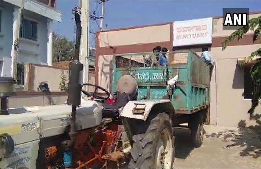 कर्नाटक के पत्रकार मौनेश का शव इसी ट्रैक्टर से ले जाया गया था। (फोटो सोर्स: एएनआई के टि्वटर अकाउंट से)