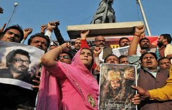 पद्मावत: मध्‍य प्रदेश में उपद्रवियों का साथ देती दिखी शिवराज सिंह चौहान की पुलिस