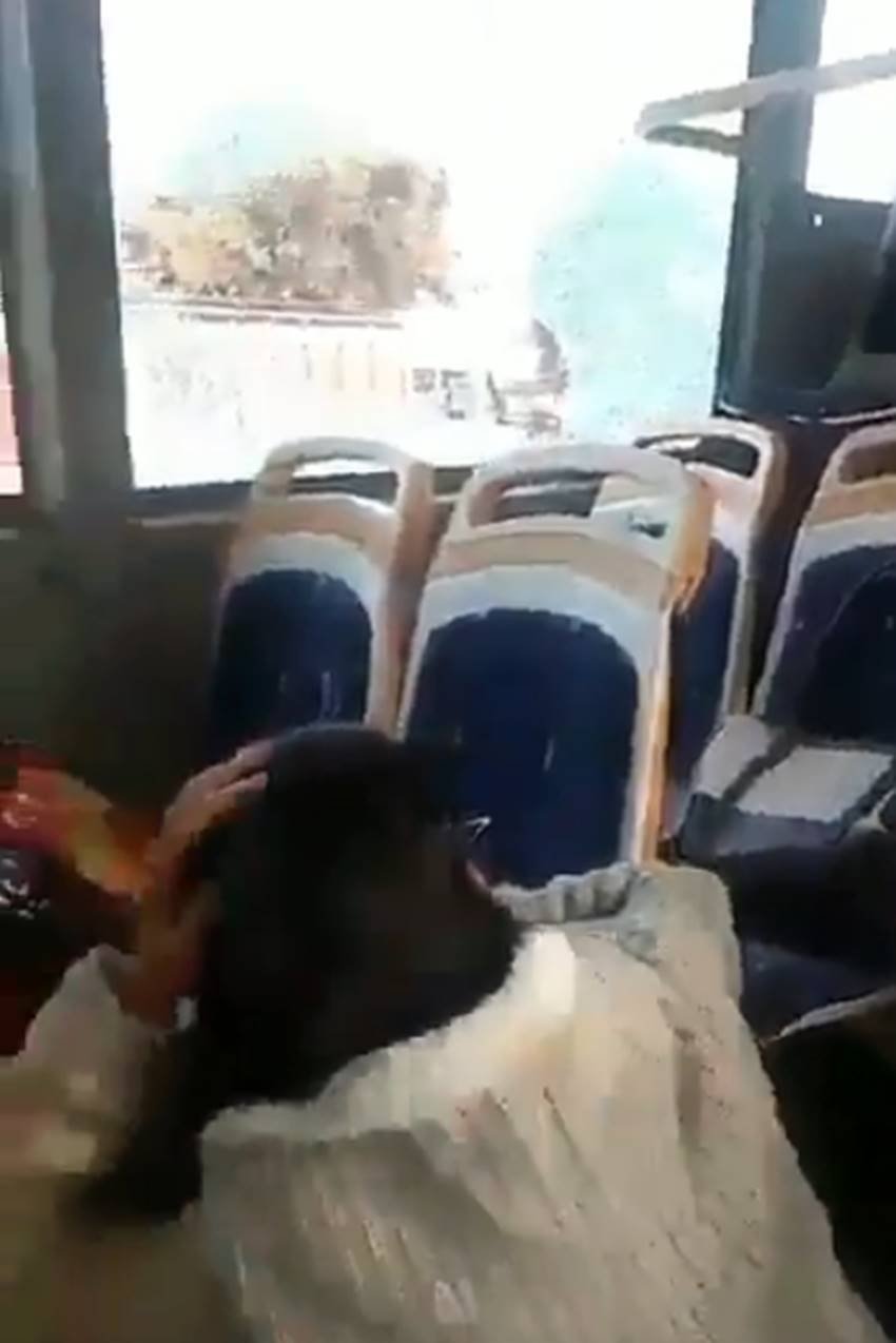 करणी सेना के उपद्रवियों ने गुरुग्राम के जीडी गोयनका स्कूल की बस पर बुधवार को पथराव किया।