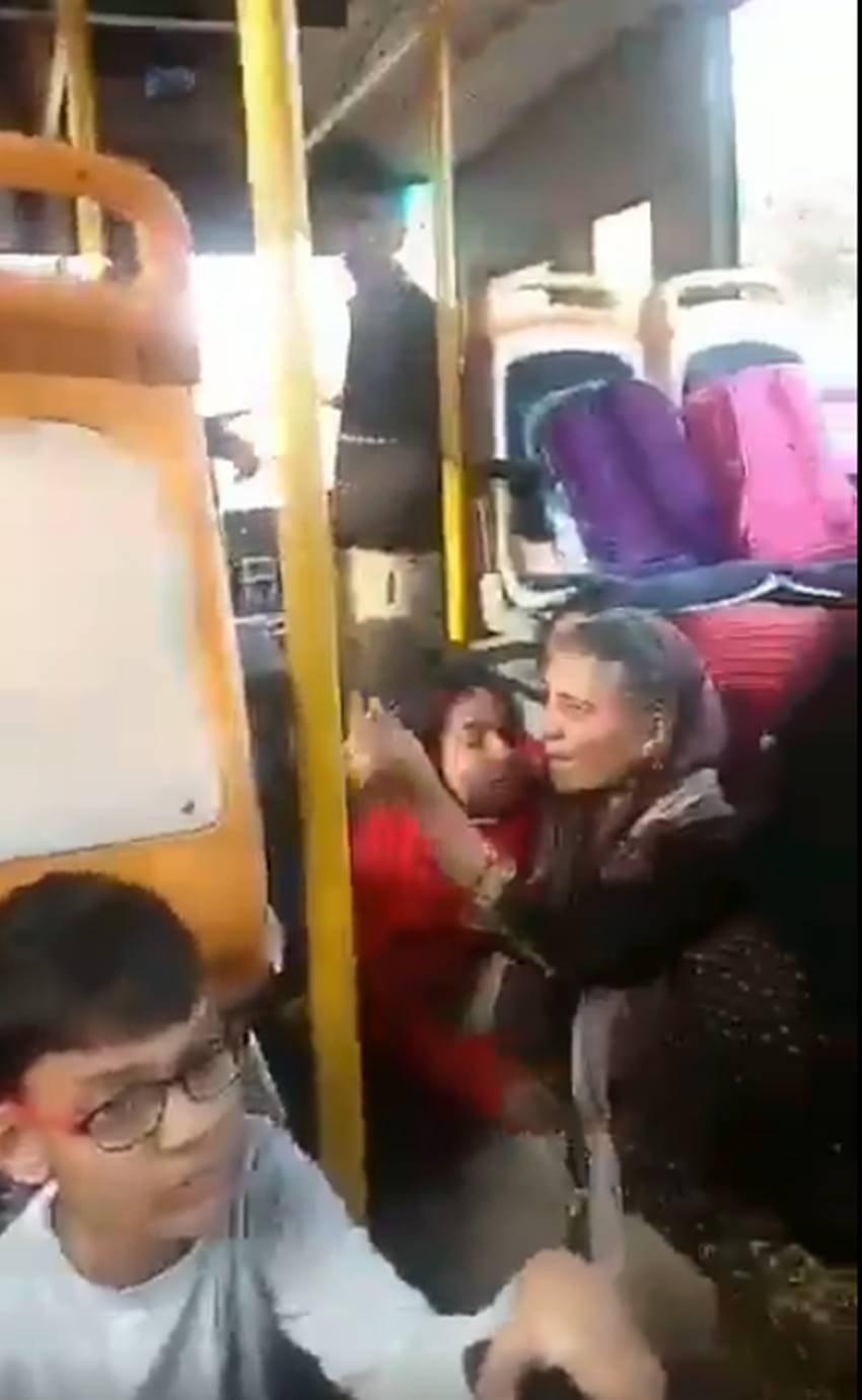 बस में कई स्कूली बच्चे और कुछ महिलाएं सवार थीं।