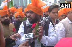 पद्मावत: करणी सेना के सदस्यों ने थियेटर के बाहर बांटे गुलाब, कहा- फिल्म मत देखो, हम पैसा वापस कर देंगे