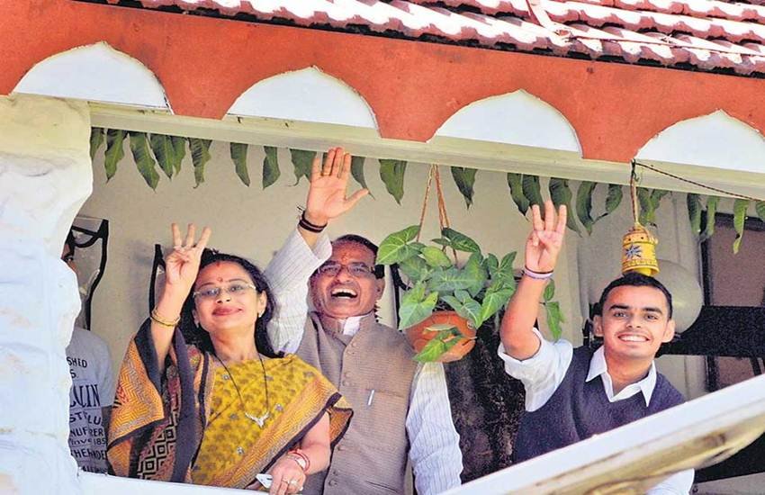 कार्तिकेय ने सिंबायोसिस से पढ़ाई की है। पिता शिवराज सिंह चौहान और मां साधना सिंह के साथ लोगों का अभिवादन स्‍वीकार करते कार्तिकेय। (फोटो सोर्स: कार्तिकेय के फेसबुक अकाउंट से)