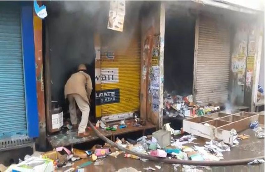 आग बुझाता दमकल कर्मी।(फोटो सोर्स- इंडियन एक्सप्रेस)