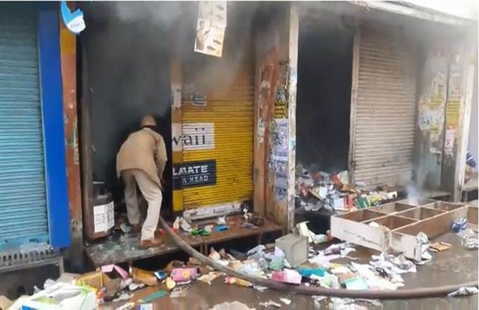 यूपी के कासगंज में फिर भड़की हिंसा, मृतक के अंतिम संस्कार के बाद दुकानों को जलाया