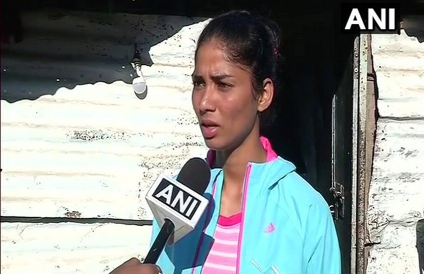 खुशबू ने सीएम से उसके घर में शौचालय बनवाने की सिफारिश की है।