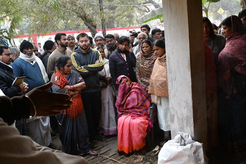 मीडिया रिपोर्ट्स के मुताबिक बहन गंगोत्री ने शनिवार को लालू रिहाई के लिए उपवास किया था। लेकिन लालू को मिली साढ़े तीन साल की सजा की खबर पाकर वह सदमे में थीं। वह किसी से बात भी नहीं कर रही थी।