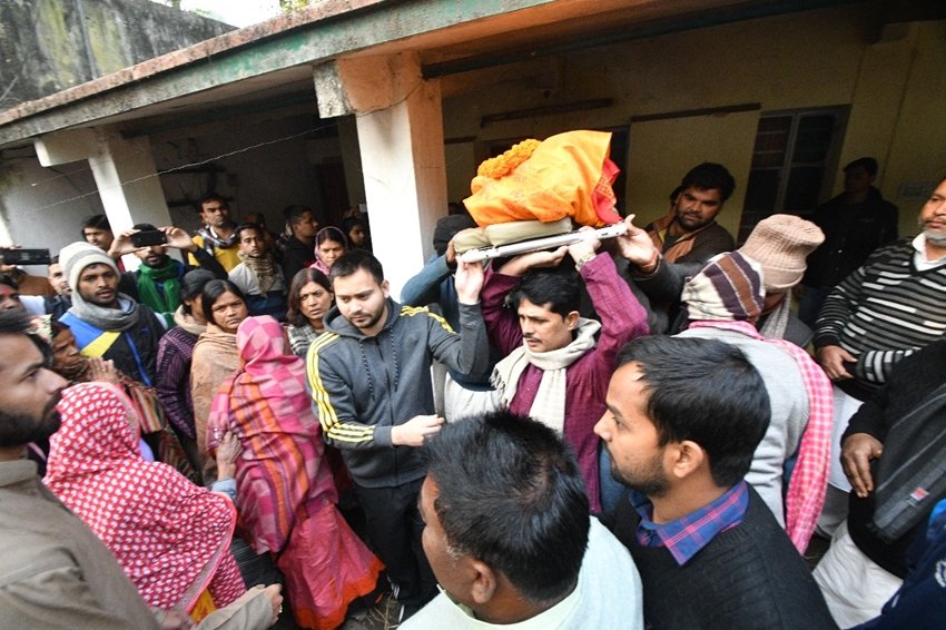 लालू की बहन गंगोत्री देवी पटना के वेटनरी कॉलेज स्थित उसी सर्वेंट क्वार्टर में रहतीं थीं, जिसमें 1990 में मुख्‍यमंत्री बनने के बाद छह महीने तक रहकर लालू ने वहीं से सरकार चलाई थी। गंगोत्री देवी के तीन बेटों में एक की मौत हो चुकी है, जबकि बाकि दो बिहार पुलिस और रेलवे में नौकरी करते हैं। गंगोत्री देवी लालू के छह भाइयों में अकेली बहन थीं और पहले बीमार भी चल रहीं थीं।