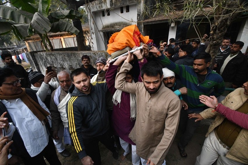 बताया जा रहा है कि गंगोत्री देवी पिछले कई दिनों से बीमार चल रही थीं। रविवार की सुबह उनकी मौत की खबर मिलते ही लालू की पत्नी और पूर्व सीएम राबड़ी देवी अपने दोनों लड़कों तेजस्वी और तेजप्रताप को लेकर अन्तिम दर्शन के लिए वेटनरी कॉलेज के सर्वेंट क्वार्टर पहुंचीं।