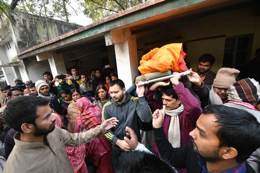 तेजस्वी और तेजप्रताप ने अपनी बुआ की अर्थी को कंधा देकर अंतिम विदाई दी।