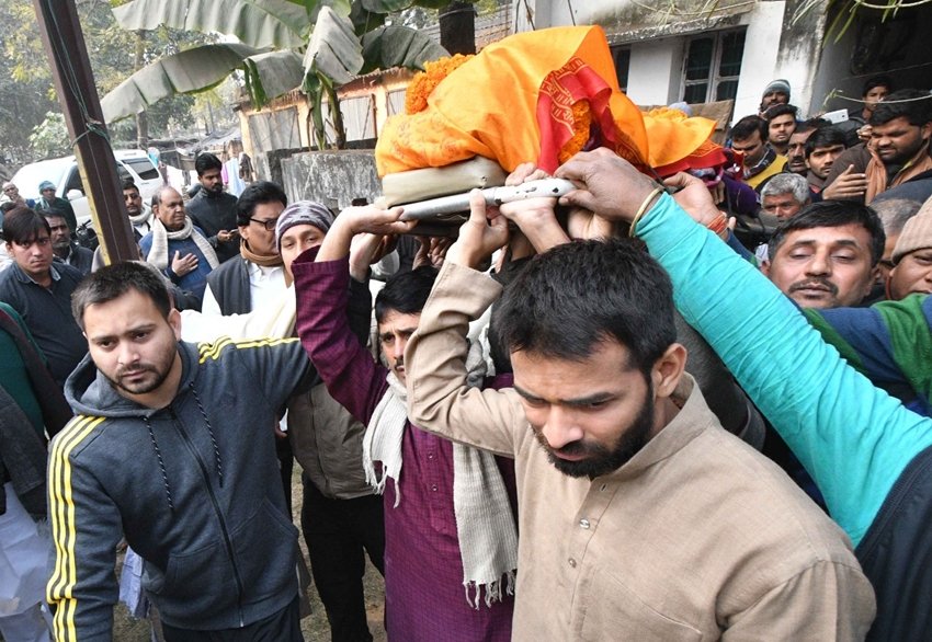 सोमवार को लालू यादव को हजारीबाग की ओपन जेल में शिफ्ट किया जाएगा। इसी जेल में लालू की सजा कटेगी। फिलहाल राष्ट्रीय जनता दल अपने नेता की जमानत के लिए हाईकोर्ट का दरवाजा खटखटाने की तैयारी में है।