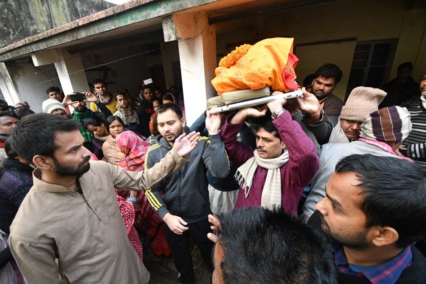 लालू यादव के बड़े पुत्र तेज प्रताप यादव ने कहा कि पार्टी के नेता और कार्यकर्ता मकर संक्रांति के बाद बिहार के कोने-कोने में जाकर मोदी और नीतीश सरकार की पोल खोलेंगे।