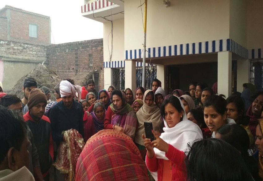 गोपालगंज के पंचदेवरी के चक्रपान गांव में रोते-बिलखते परिजन।