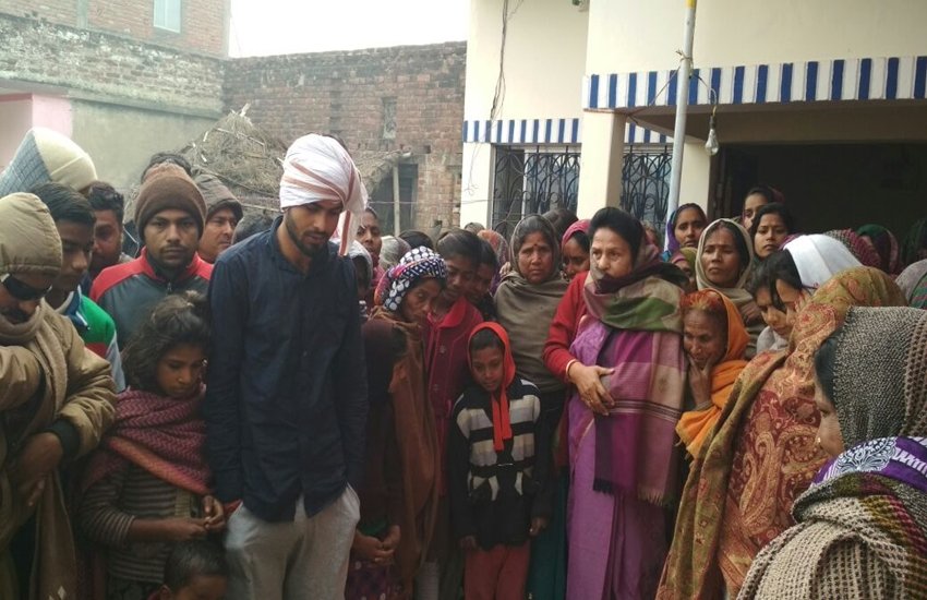 अंतिम संस्कार में बड़ी संख्या में रिश्तेदार और राजद के कार्यकर्ता शामिल हुए।