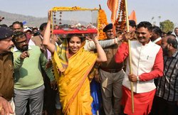 एमपी: मुस्लिम कलेक्टर ने सिर पर रखी शंकराचार्य की चरणपादुका, एकात्म यात्रा का किया स्वागत