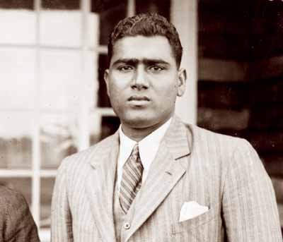 मोहम्मद निसार भारत के सबसे शुरुआती तेज गेंदबाज माने जाते हैं। 1930 के दशक के इस गेंदबाज ने सिर्फ छह टेस्ट मैच खेले लेकिन उन मैचों में इनका रिकॉर्ड शानदार रहा। निसार ने 25 विकेट चटकाय इन 25 विकेटों में से 13 विकेट एलबीडब्ल्यू थे। इन रिकॉर्ड से हम निसार की शानदार गेंदबाजी का अनुमान लगा सकते हैं।