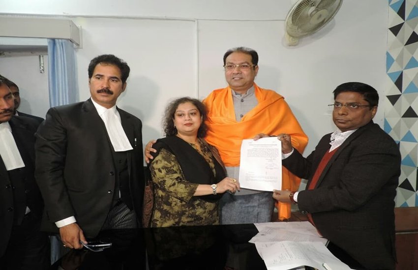 उत्तर प्रदेश की योगी आदित्यनाथ सरकार द्वारा सभी धर्मों के लोगों की शादी का पंजीकरण अनिवार्य किए जाने के बाद मोहसिन रजा ने अपने निकाह का पंजीकरण कराया। (फोटो- ट्विटर)