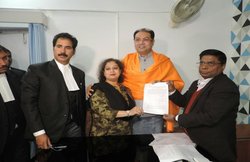 योगी सरकार के मुस्लिम मंत्री ने करवाया शादी का रजिस्ट्रेशन, पत्नी संग भगवा शॉल ओढ़कर पहुंचे