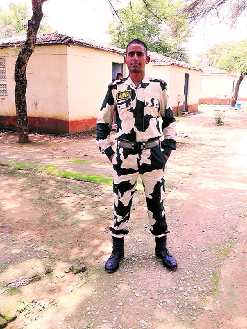 शहीद महेंद्र यादव (बाएं), अनावरण के इंतजार में कपड़े से ढंकी शहीद की प्रतिमा।