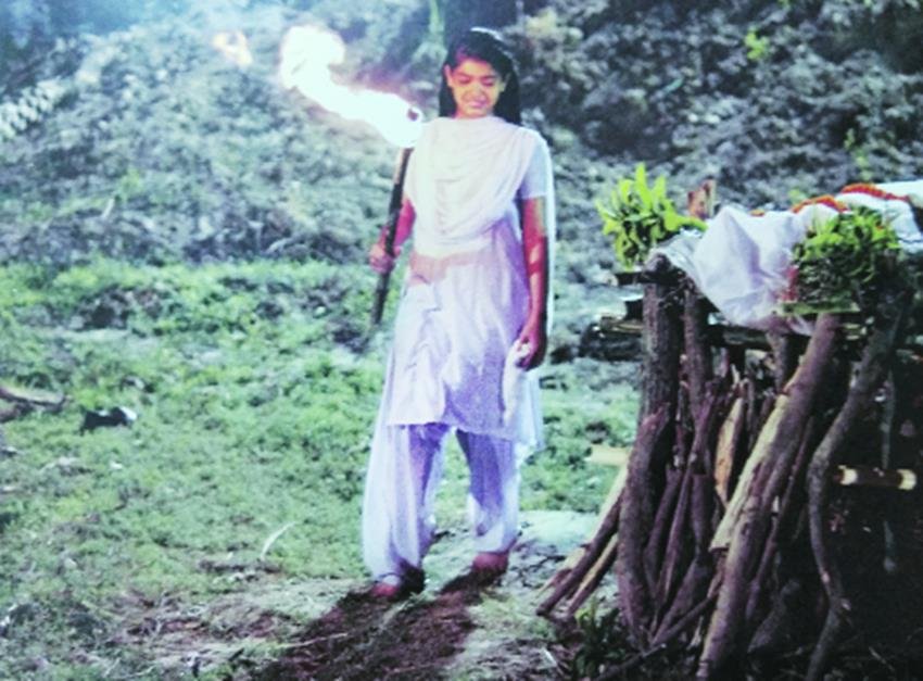 दिल्ली के इंदिरा गांधी राष्ट्रीय कला केंद्र में युवा फिल्मकार प्रकाश के मस्तान की फिल्म ‘मुखाग्नि’ का प्रदर्शन हुआ तो दिल्ली की ठिठुरन भरी ठंड में प्रदर्शन कक्ष की सभी कुर्सियां भर गई थीं। फिल्म की शुरुआत में एक कमरे की खिड़की से लटके तीन लड़कियों के पैर और खिड़की के बाहर रोती हुई लड़की एक सिहरन पैदा कर देती है। दिल्ली के इंदिरा गांधी राष्ट्रीय कला केंद्र में युवा फिल्मकार प्रकाश के मस्तान की फिल्म ‘मुखाग्नि’ का प्रदर्शन हुआ तो दिल्ली की ठिठुरन भरी ठंड में प्रदर्शन कक्ष की सभी कुर्सियां भर गई थीं। फिल्म की शुरुआत में एक कमरे की खिड़की से लटके तीन लड़कियों के पैर और खिड़की के बाहर रोती हुई लड़की एक सिहरन पैदा कर देती है।
