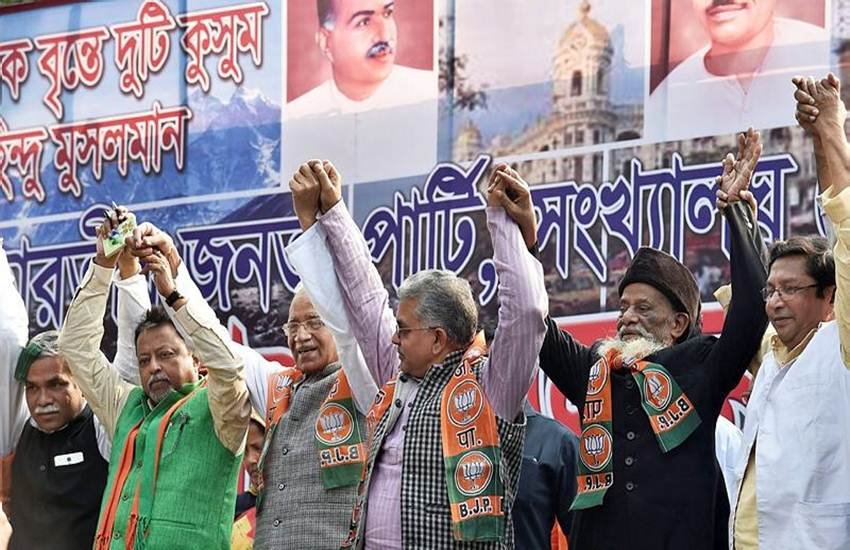 पश्चिम बंगाल में अल्‍पसंख्‍यक सम्‍मेलन में भाजपा के राज्‍य प्रमुख दिलिप घोष और पार्टी नेता मुकुल रॉय के साथ अन्‍य नेता। (फोटो सोर्स: पीटीआई)
