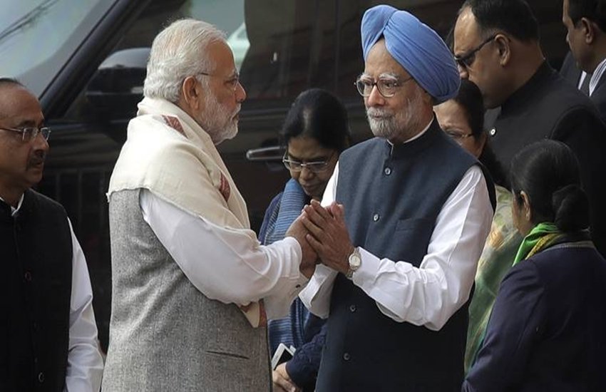 पीएम नरेंद्र मोदी के साथ पूर्व पीएम मनमोहन सिंह। (फाइल फोटो)