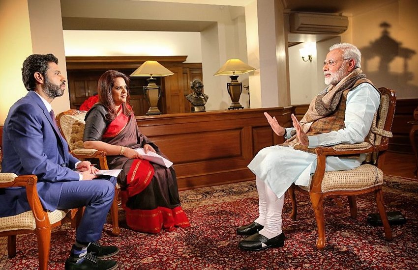 टाइम्स नाउ के पत्रकारों के साथ प्रधानमंत्री नरेंद्र मोदी। (फोटो सोर्स- ट्विटर)