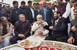 Lalu yadav, Lalu Prasad Yadav, RJD Chief, Former CM, Ranchi jail, Bihar, Dahi Chura, Dahi Chura Bhoj, Makar Sankranti, Nitish kumar, Ram vilas paswan, JDU, LJP, Congress, Ashok choudhary, दही-चूडा भोज, Hindi news, News in Hindi, Jansatta